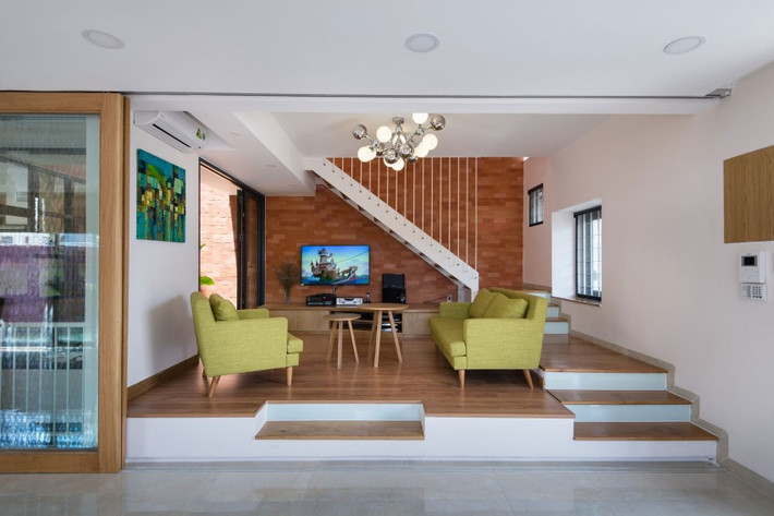 Phòng khách sang trọng với bộ sofa màu xanh.