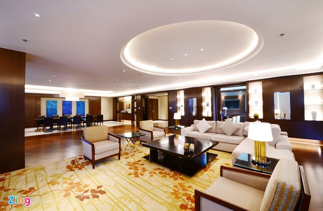 Nằm trong tổ hợp Trung tâm hội nghị Quốc gia và hội trường Ba Đình mới tại quận Nam Từ Liêm (Hà Nội), khách sạn 5 sao JW Marriott sở hữu căn phòng sang trọng bậc nhất nằm ở cuối hành lang tầng 5. Đây là vị trí đắc địa nhất trong tổng số 450 phòng nghỉ của khách sạn này.