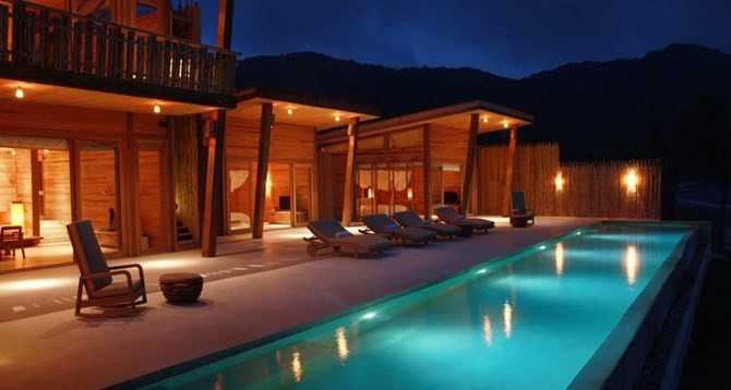 Một trong những khách sạn xa xỉ có giá phòng đắt nhất Việt Nam là Six Senses Hideaway tại vịnh Ninh Vân, Nha Trang. Khu nghỉ dưỡng này có những phòng nghỉ cao cấp với giá thành lên đến 1.490 USD/đêm (tương đương 33 triệu đồng).