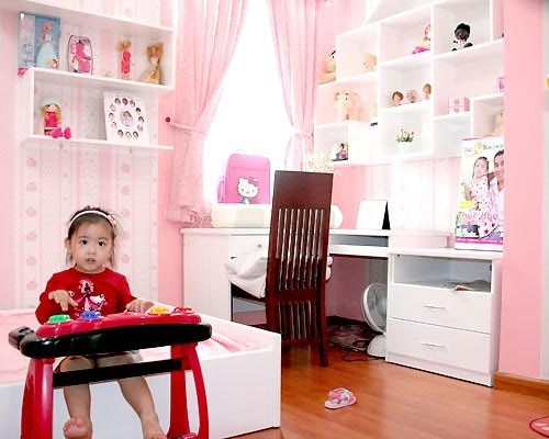 Hai phòng của mỗi cô bé còn có cả một kệ toàn búp bê và thú bông. Các nội thất như bàn học hay kệ sách đều được sơn màu trắng nhẹ nhàng.