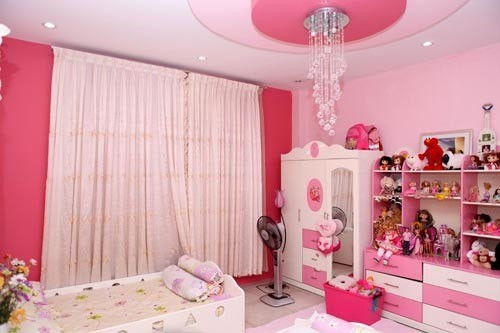 Hai nàng công của ca sĩ Mỹ Lệ được mẹ đặt thiết kế cho một phòng ngủ màu hồng rất dễ thương. Misa và Misu sở hữu chung một phòng ngủ với hai chiếc giường kê song song.