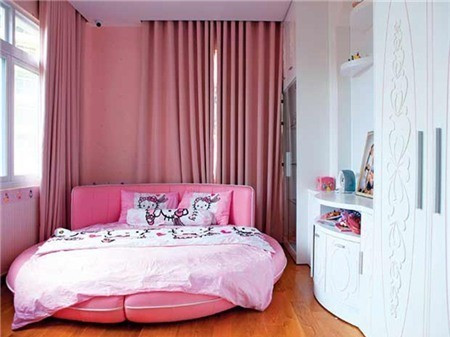 Cả hai phòng đều có diện tích rộng rãi với điểm nhấn từ chiếc giường tròn sang trọng, xinh xắn.