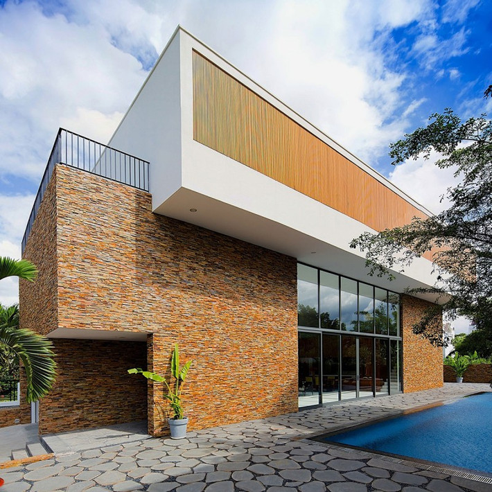 Hoàn thành năm 2013, biệt thự Thảo Điền này có tên Fuschia Villa, tọa lạc ở Thảo Điền, quận 2, TP HCM. Gồm hai khối chữ nhật được lồng vào nhau, Fuschia Villa được thiết kế cho những người đam mê thẩm mỹ tối giản.