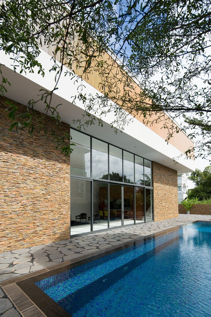 Các vật liệu xây dựng của Fuschia Villa có sự khác biệt, tránh cảm giác nhàm chán của khối hộp. Toàn bộ khối tầng 1 được ốp đá tự nhiên như một sự tiếp nối từ sân vườn giống như khối dưới được mọc lên từ sân vậy, đây là ý tưởng tạo hình rất hay, tạo ấn tượng mạnh về mặt thị giác.