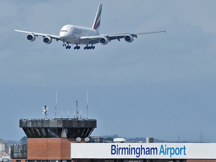 Chiếc Airbus A380 khổng lồ, vừa có mặt tại sân bay Birmingham (Anh), sẽ bắt đầu hoạt động chính thức từ ngày 3/4 tới.