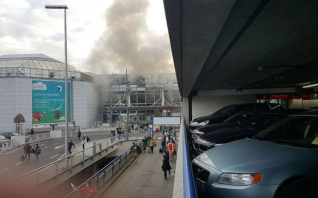 Ít nhất hai tiếng nổ vang lên sáng sớm nay (22/3) tại sân bay Zaventem, thủ đô Brussels, Bỉ, làm nhiều người chết và bị thương. Sân bay Bỉ vừa bị đánh bom cũng thiệt hại không nhỏ về người và tài sản. Ảnh: Telegraph.