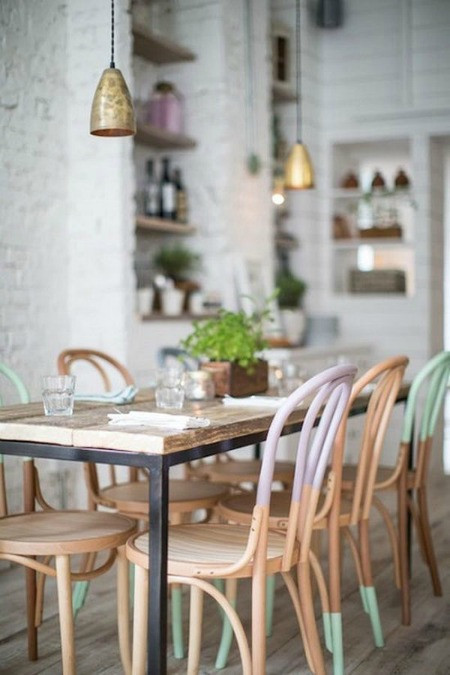 Những chiếc ghế được sơn phối màu pastel tinh tế giúp phòng ăn thú vị hơn.