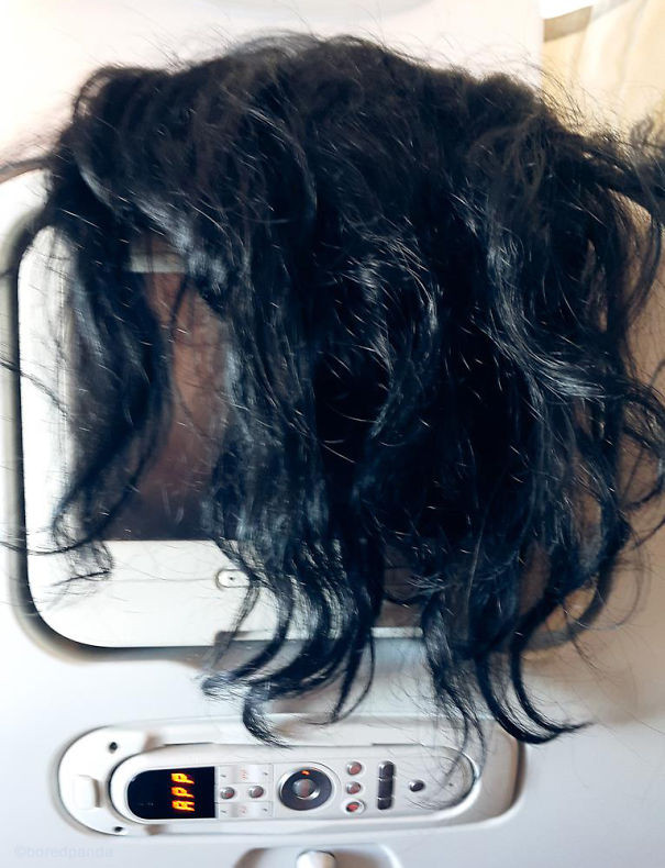 Vị khách phía trên vô tâm để cả bộ tóc dài che màn hình của người ngồi sau.
