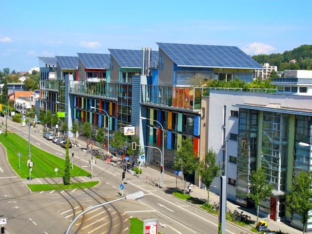 Ngày nay, khu dân cư này đã được đặt tên là Solarsiedlung (Solar Village) và thường xuyên sản xuất nhiều năng lượng hơn gấp 4 lần so với nhu cầu tiêu thụ trong sinh hoạt.