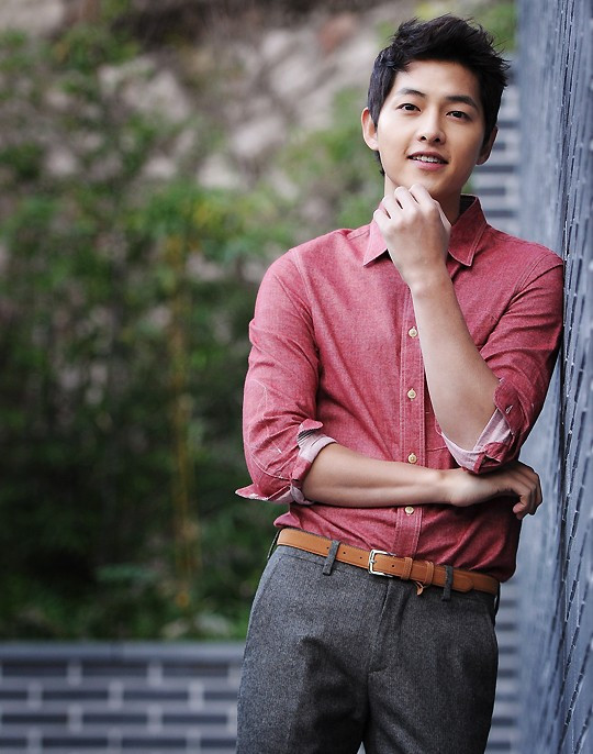 Đặc biệt, người hâm mộ Trung Quốc cũng phát cuồng đi mua các sản phẩm do Song Joong Ki làm đại diện, khiến mức cát xê quảng cáo của nam diễn viên ngày càng tăng cao.