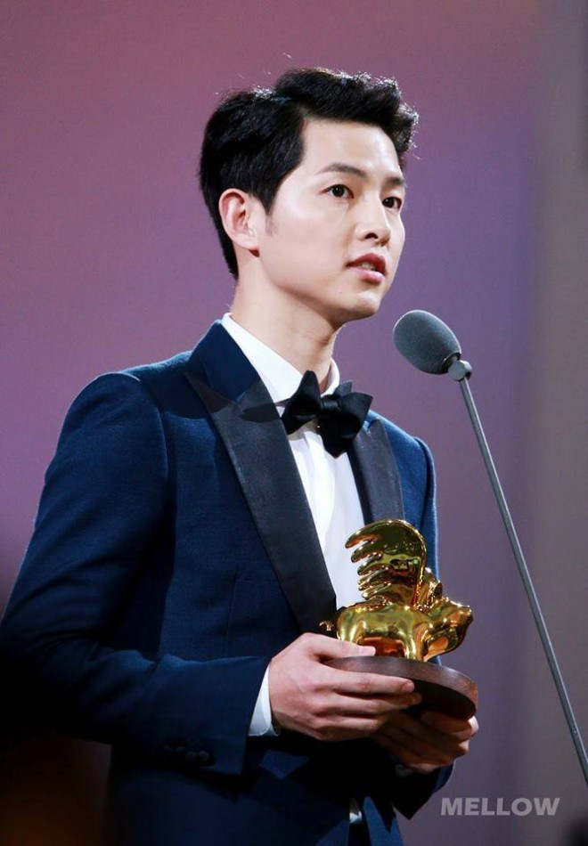 Được biết trước đó, mỗi quảng cáo của Song Joong Ki có mức giá là 3,79 triệu NDT (khoảng 14 tỷ đồng) thì bây giờ, vai diễn chàng quân nhân Yoo Shi Jin đã giúp anh bỏ túi được 4,34 triệu NDT (khoảng 15,5 tỷ đồng). Như vậy, với một quảng cáo được ký ở Trung Quốc trong một năm, Song Joong Ki sẽ thu về 1 – 1,5 tỷ won (khoảng 30 tỷ đồng).