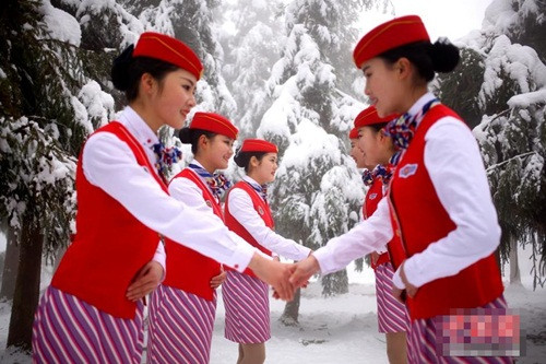 Các học viên nữ mặc váy ngắn, đứng trên tuyết thực hiện những động tác lễ nghi đúng tiêu chuẩn của ngành hàng không, trên môi luôn phải nở nụ cười vừa đủ.