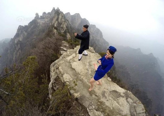 Trong trang phục màu xanh, chỉ thiếu đôi giày cao gót, những nữ tiếp viên hàng không trẻ đẹp ở Trung Quốc học theo hướng dẫn của một bậc thầy kungfu đạo Lão để có ý chí kiên cường.