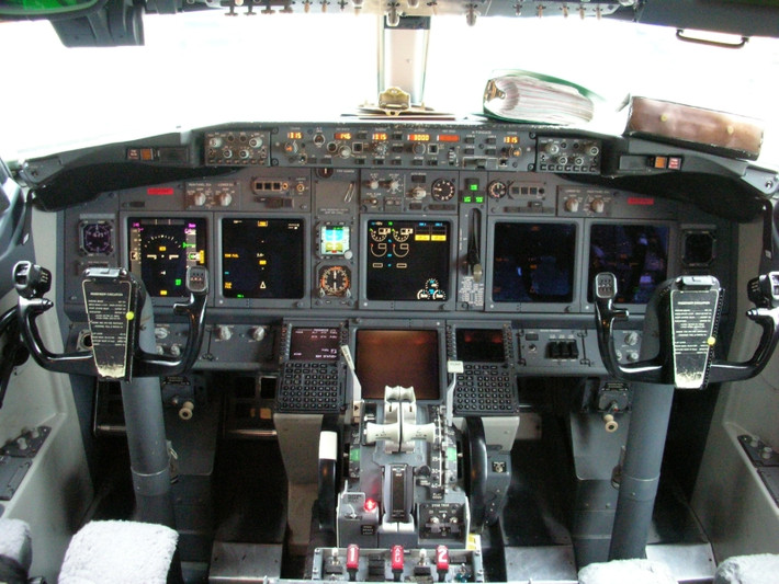 Buồng lái của chiếc Boeing 737-800 trang bị công nghệ hiện đại và tiên tiến. Ảnh: Wikimedia.