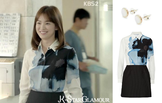 Song Hye Kyo duyên dáng với chân váy đen kết hợp áo sơ mi hoa của Victoria Beckham có giá 936 USD (20,8 triệu đồng). Bộ trang phục được người đẹp kết hợp với đôi bông tai đính đá xinh xắn Aino giá 21.000 won (388.000 đồng).