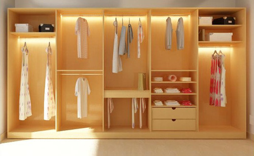 Sắp xếp lại tủ quần áo: Cả một mùa đông dài, tủ quần áo của bạn toàn gồm những chiếc áo dày và nặng. Bạn sẽ thật sự khó chịu nếu giữa mùa hè oi bức bạn phải nhìn thấy những đồ vật của mùa đông này. Vì vậy, hãy dọn dẹp lại tủ quần áo và cất chúng đi nhé.