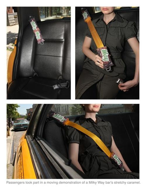 Một nhãn kẹo khác là Milky Way cũng rất nhanh nhạy khi tận dụng dây đeo bảo hiểm trên xe taxi.