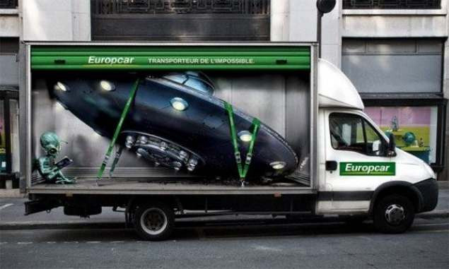 Hãng chuyên cho thuê xe hơi Europcar với quảng cáo độc đáo với hình ảnh đĩa bay và người ngoài hành tinh.