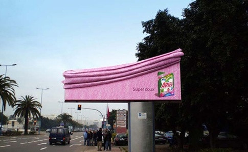 Với slogan ngắn gọn: “Super doux” (siêu mềm mại), tấm poster đầy tính tượng hình này như lời khẳng định của hãng nước giặt Ariel về chất lượng của mình.