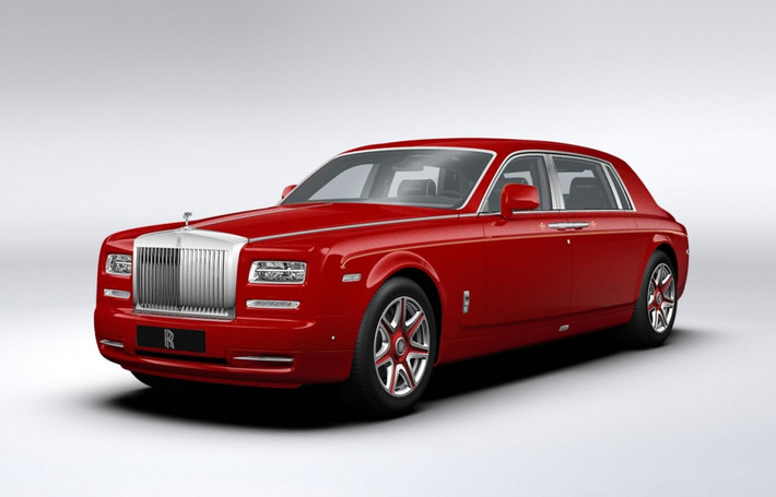 Trong chuyến thăm Anh năm 2014, tỷ phú Stephen Hung đã đặt hàng 30 chiếc Rolls-Royce Phantoms (trị giá khoảng 20 triệu USD), chỉ chuyên phục vụ cho khách hàng VIP của mình tại khách sạn này.