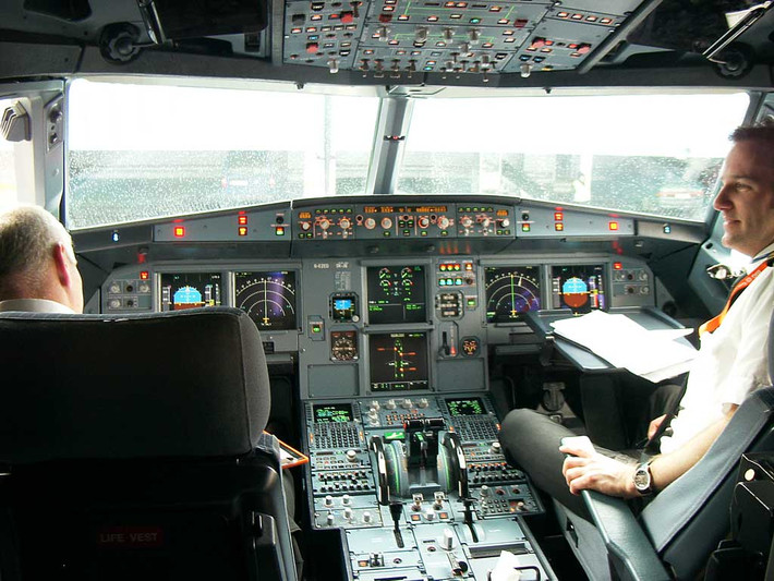A320 là dòng máy bay đầu tiên áp dụng các hệ thống điều khiển máy bay bằng các giao diện kỹ thuật số kết hợp với hệ thống máy tính (fly-by-wire) thay cho hệ thống điều khiển máy bay bằng tay trước đây. Ảnh: Airbus.