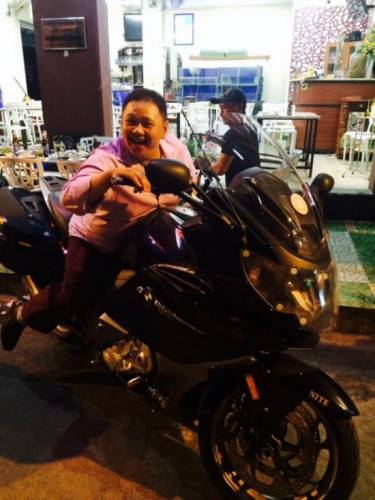 Tuy nhiên, theo như anh chia sẻ, chiếc xe tiền tỷ đó anh chỉ mượn của một người quen để ghi hình cho clip ca nhạc hài mang tên “Chuyện tình Mr Béo” của mình. Ảnh: Facebook Minh Béo.