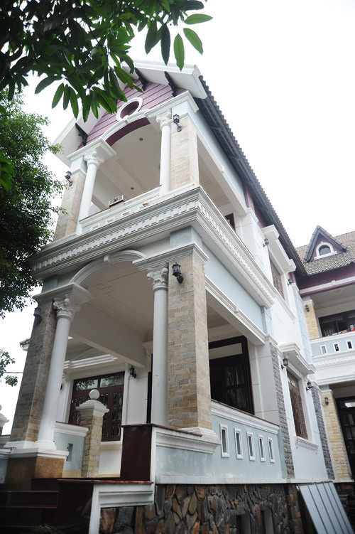 Ngôi nhà sang trọng và quyến rũ với nội thất gỗ này là tổ ấm hạnh phúc của Minh Béo cùng mẹ và anh trai. Ảnh: Infonet.