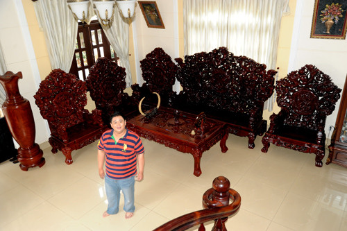 Bên trong ngôi nhà được trưng bày nhiều vật trang trí từ đồng hồ cổ, đầu bò tót và nhất là bộ bàn ghế gỗ có kiểu dáng lạ. Ảnh: Infonet.