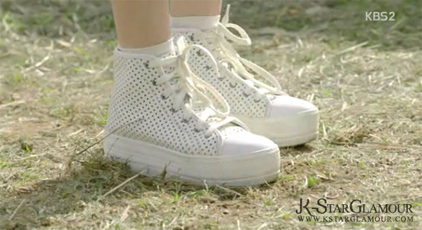 Trong nhiều cảnh phim, Song Hye Kyo kết hợp phong cách thời trang thể thao khoẻ khoắn năng động với đôi giày sneaker trắng này. Đây là một thiết kế của Junya Watanabe Comme des Garçons được bán tại FarFetch EU với hai phiên bản đen và trắng, giá 391 USD (khoảng 8,6 triệu đồng). Ảnh: Kstarglamour