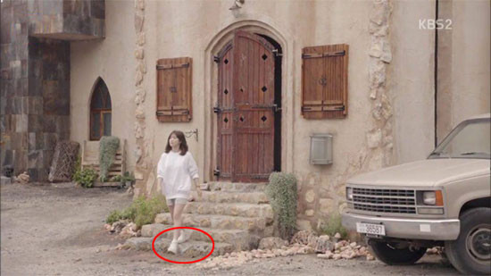 Trong phim Hậu duệ của Mặt Trời, nữ chính Kang Mo Yeon (do Song Hye Kyo đảm nhận) đã đeo một đôi giày sneaker trắng đế cao khá đẹp. Ngay lập tức, đôi giày hàng hiệu của Song Hye Kyo đã thu hút được sự chú ý của dân cư mạng.