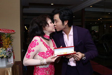 Cũng trong năm 2013, Vũ Hoàng Việt còn được nhận một lễ mừng sinh nhật không thể tuyệt vời hơn với món quà là chiếc dây chuyền vàng trị giá hàng trăm triệu đồng từ người tình tỷ phú.