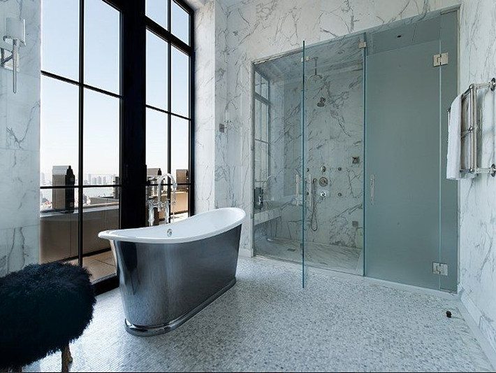 Căn penthouse triệu đô này có dủ 5 phòng tắm sang trọng view đẹp.