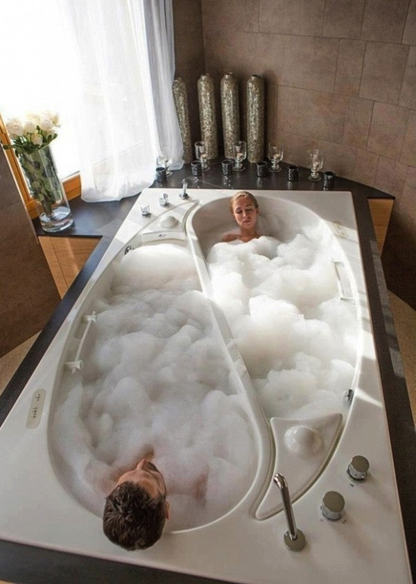 Một mẫu bồn tắm đôi độc đáo khác.