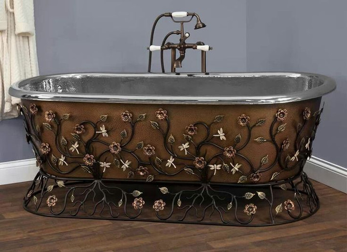 Một chiếc bồn tắm với các hoa văn trang trí bằng kim loại chắc chắn sẽ là một điểm nhấn cực độc đáo và hiếm thấy trong các phòng tắm thông thường.