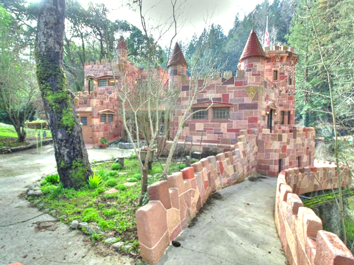 Ngôi nhà giống tòa lâu đài ở Ben Lomond, California: Ngôi nhà gần 90 tuổi này có tháp pháo riêng, phòng ngục tối, bốn phòng ngủ và phòng tắm. Giá của nó là 1,2 triệu USD.