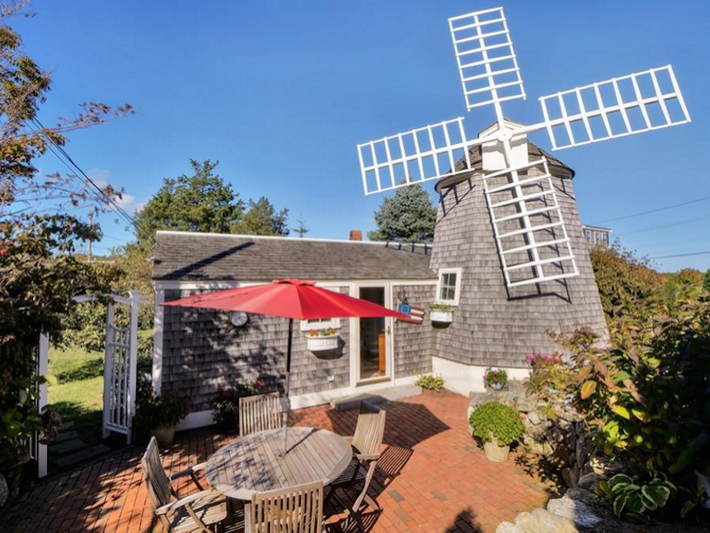 Ngôi nhà có cối xay gió riêng ở Massachusetts: Ngôi nhà độc đáo này chỉ có 1 tầng với sân vườn rộng rãi và khu tắm vòi sen ngoài trời ấn tượng. Giá bán của nó là 600.000 USD.