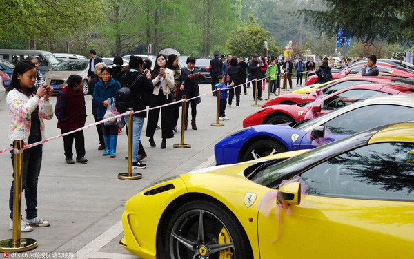 Những chiếc xe sang như Ferrari, Lamborghini, Bentley nối đuôi nhau đi trong đoàn rước dâu sau đó đỗ tại một con phố trông giống như một buổi triển lãm xe.