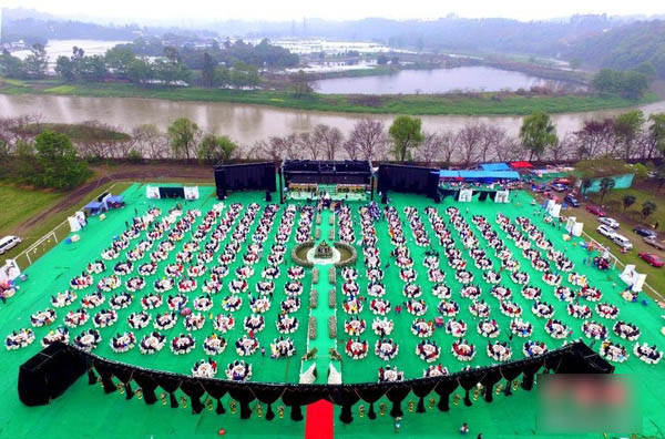 Không gian tiệc cưới được trang hoàng tỉ mỉ từ khu vực cổng vào đến sân khấu. Có khoảng 215 bàn tiệc được bày ra tại một khoảng đất rộng cạnh bờ sông thơ mộng.