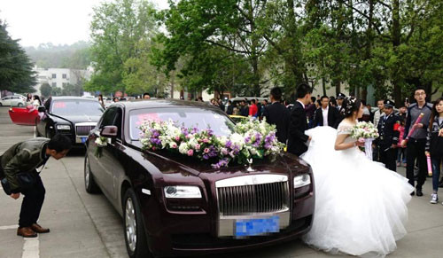 Đám cưới siêu sang hoành tráng của một gia đình giàu có diễn ra hôm 26/3, tại khu Song Lưu, thành phố Thành Đô, tỉnh Tứ Xuyên, Trung Quốc.