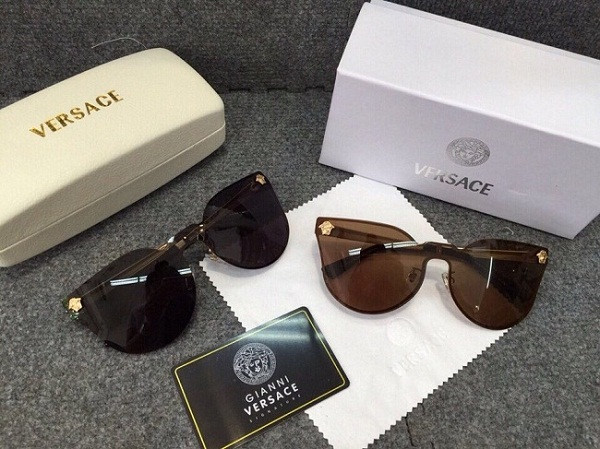 Dẫu vậy, đây lại là hình ảnh truyền cảm hứng để nhà thiết kế Gianni Versace sáng tạo ra logo độc đáo cho thương hiệu của mình. Khuôn mặt lạnh lùng, thậm chí tàn ác nhưng vẫn toát lên sức mạnh, vẻ đẹp lãng mạn của người phụ nữ chính là điểm thu hút nhất trong logo này. Nó được tóm gọn trong thông điệp: "Sự quyến rũ và hấp dẫn đến chết người".