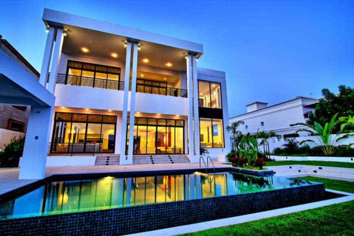3. Biệt thự Emirates Hills 8 phòng ngủ, giá 34,8 triệu USD: Biệt thự này gồm 8 phòng ngủ trang bị phòng tắm riêng.