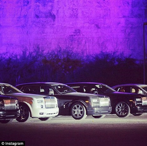 Gia đình Maya đã đến dự tiệc bằng 9 chiếc siêu xe Roll-Royce được cảnh sát hộ tống.