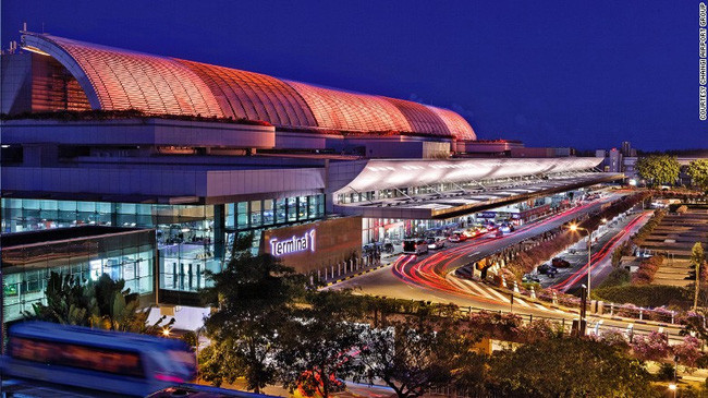 Đây là kết quả của cuộc bình chọn thường niên SkyTrax World Airport Awards dựa trên hàng triệu lượt "votes" của khách du lịch. "Trở thành sân bay tốt nhất thế giới trong năm thứ 4 liên tiếp là thành quả đáng tự hào của sân bay Changi", Giám đốc điều hành SkyTrax Lee Seow Hiang phát biểu.