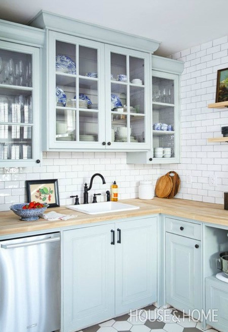 Gian bếp dịu nhẹ với tông màu xanh nhẹ của kệ tủ nổi bật trên nền tường trắng.