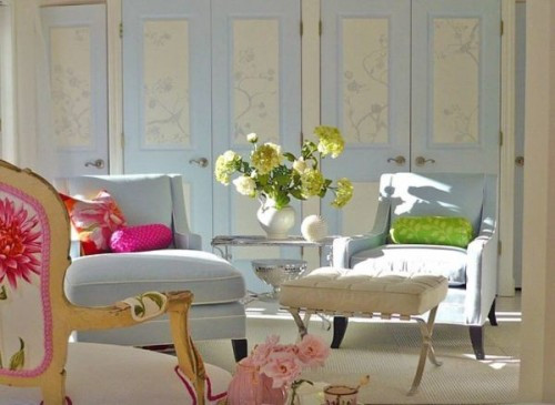 Màu pastel được trang trí tinh tế trong phòng khách ấm cúng. Việc áp dụng nội thất màu trung tính này giúp trang trí nhà đẹp và dịu nhẹ.