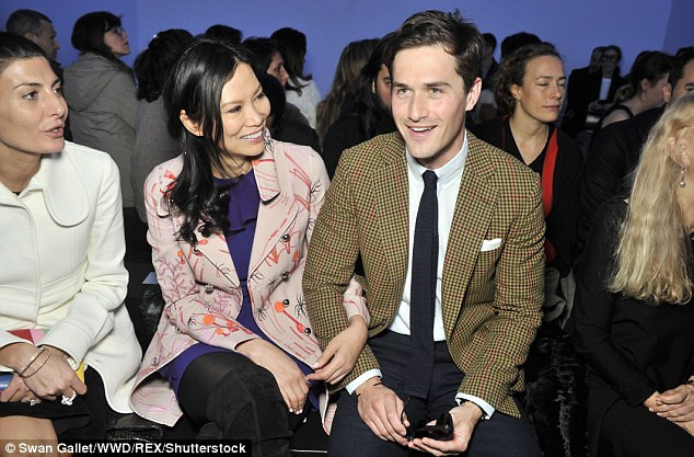 Bà Wendi Deng (47 tuổi), vợ cũ tỷ phú Rupert Murdoch, vừa bị truyền thông bắt gặp đang cặp với anh chàng nghệ sĩ violin hàng đầu ở Anh Charlie Siem (30 tuổi). Họ cùng xuất hiện rất tình tứ tại Tuần lễ thời trang Paris (hôm 7/3).