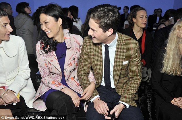 Tờ Daily Mail cho biết, bồ trẻ của bà Wendi sinh ra trong gia đình bố là người Na Uy và mẹ người Anh. Ngoài danh hiệu ngệ sĩ violin hàng đầu ở Anh, Charlie Siem cũng được cho là giáo sư đại học trẻ nhất của nước Anh. Ảnh: Tại buổi trình diễn thời trang, cặp đôi trò chuyện rất sôi nổi và thân thiết với nhau.
