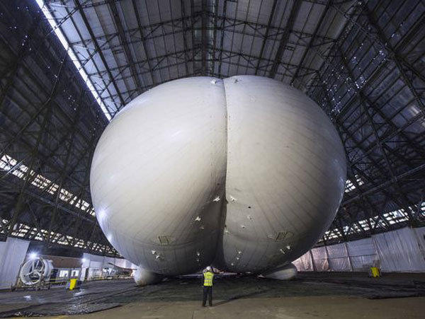 Đặc biệt, Airlander 10 còn có “vòng ba” quyến rũ được người dùng trên Twitter ví như vòng ba nóng bỏng của siêu mẫu Kim Kardashian.