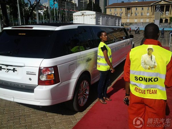 Dàn xe của ông còn có cả chiếc limousine sang trọng màu trắng.