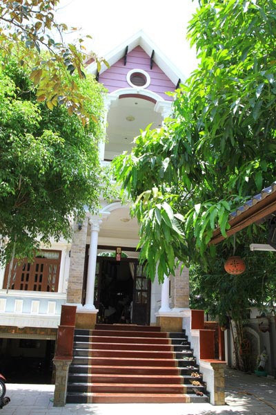 Ngôi nhà của Minh Béo ở cùng mẹ và anh trai nằm trên đường Trần Nhân Tông (Q.10, TP HCM). Ngôi nhà của nghệ sĩ hài này sang trọng và thu hút mọi người bởi nội thất bằng gỗ. Các thiết kế trang trí trong nhà đều tận dụng tối đa chất liệu này.